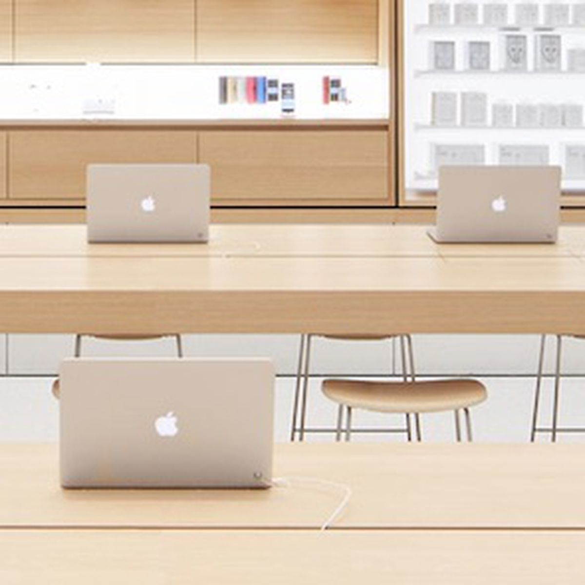 APPLE COMPUTER RETAIL STORE Editorial Photo - Image of computers