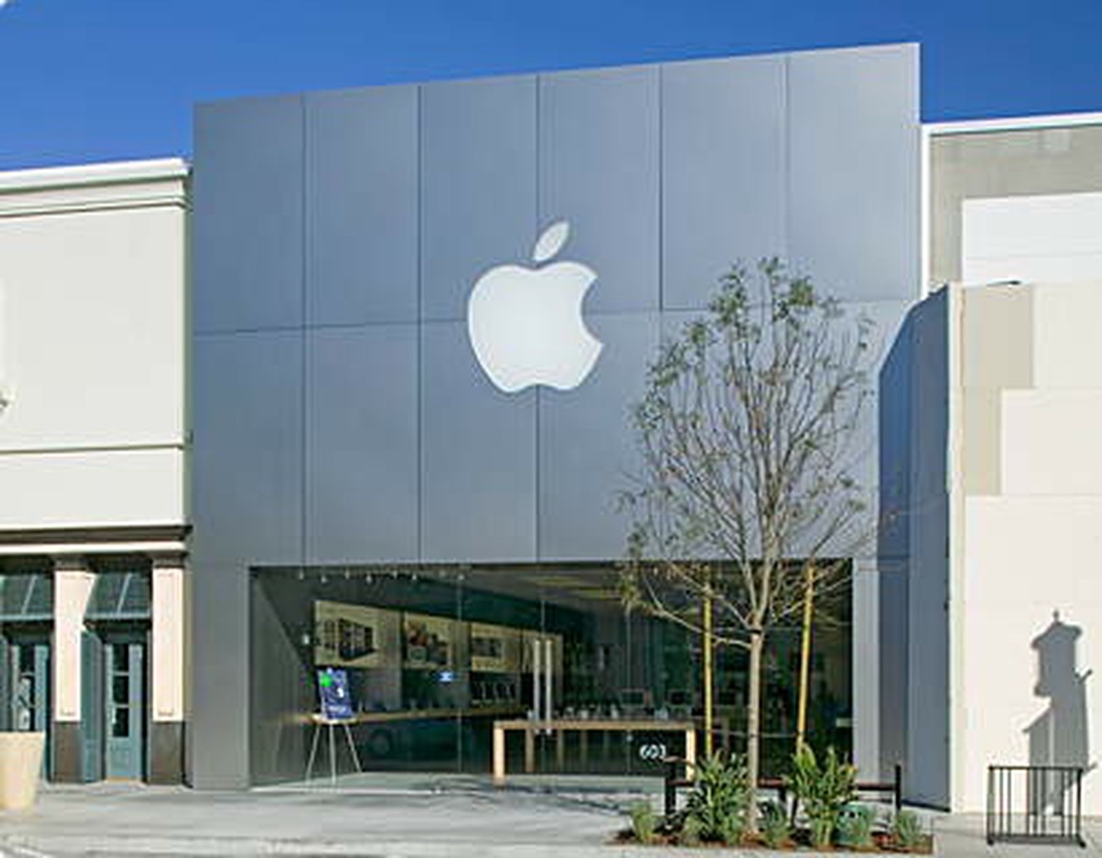 Attempted Apple Store Holdup Goes Bad Suspect Killed MacRumors