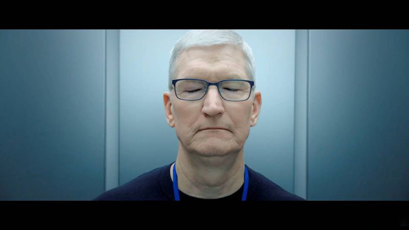 Ο Διευθύνων Σύμβουλος της Apple, Tim Cook, επισκέπτεται τη Lumon Industries στο βίντεο προώθησης του «Severance».