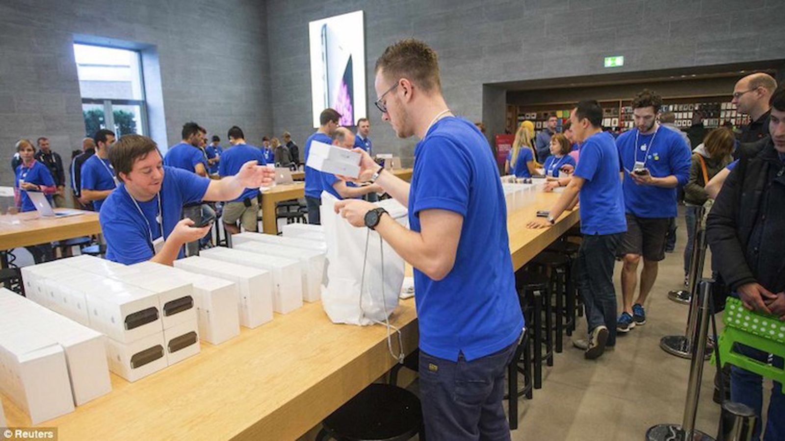 $16,000 Worth of iPhones Stolen from Charlotte Apple Store in Apparent  Inside Job - MacRumors