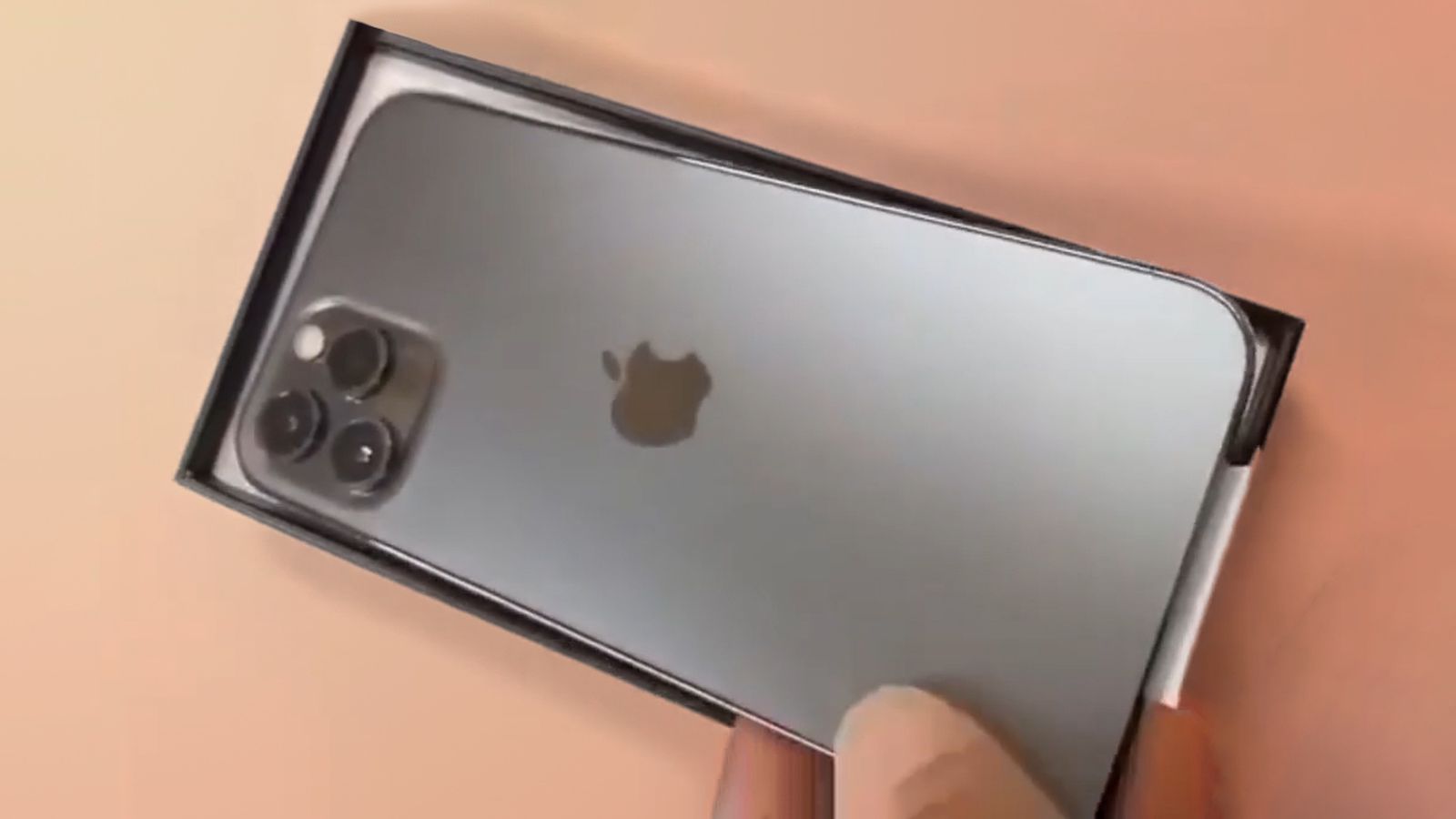 iPhone 12 Pro w kolorze grafitowym i akcesoria MagSafe w większej liczbie rozpakowywanych filmów i zdjęć