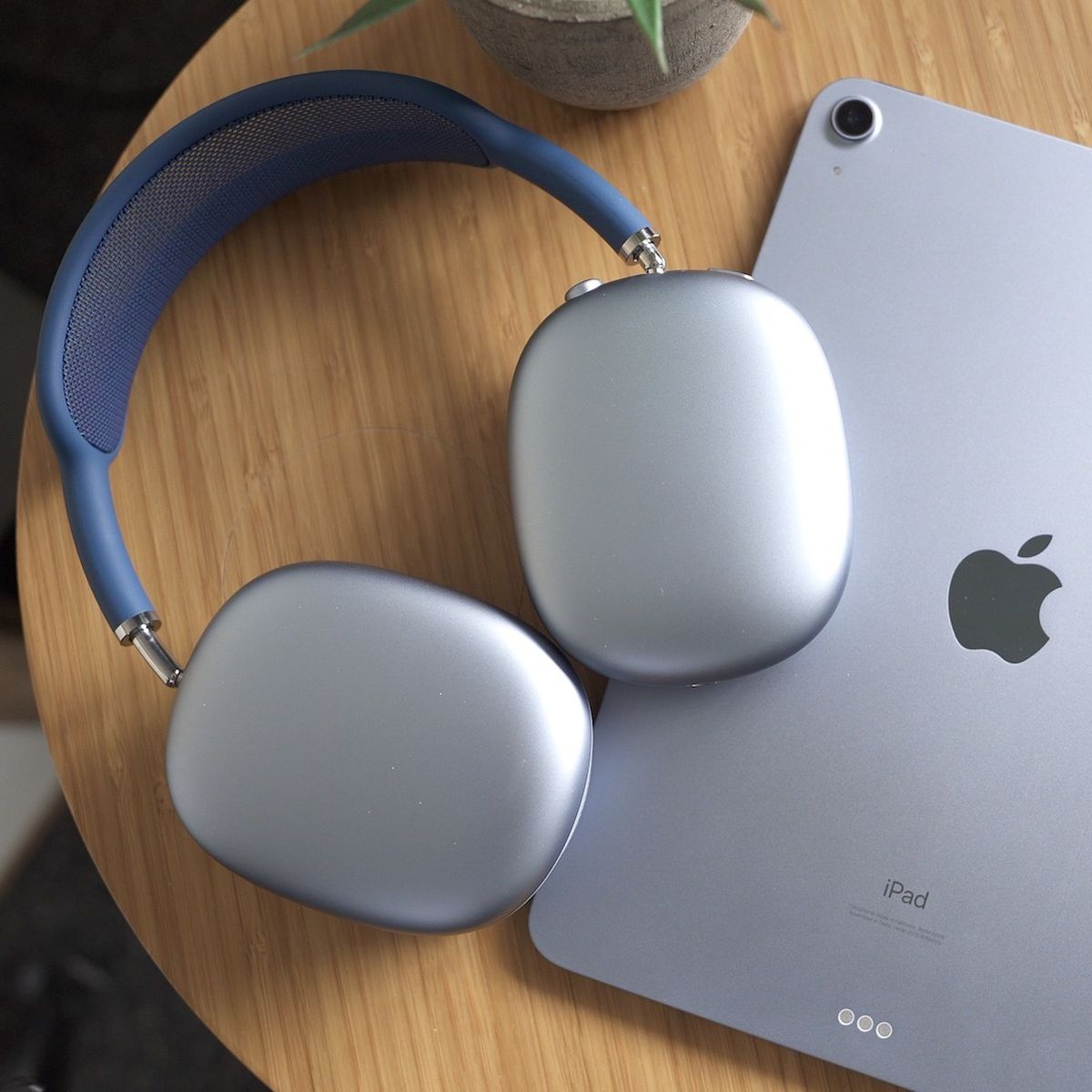Apple's $549 AirPods Max headphones offer big sound and bugs
