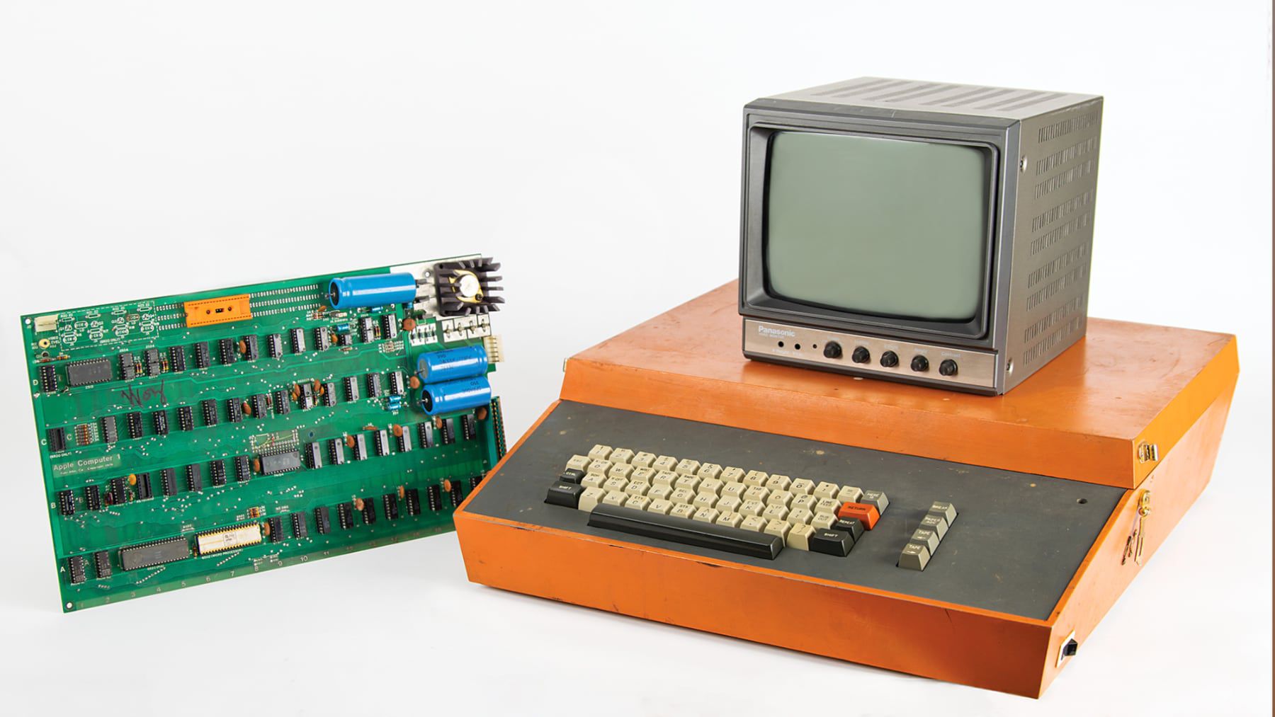 Original Apple-1 Computer Sells for $500,000 at Auction