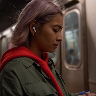 Apple AirPods Pro Lifestyle 102819