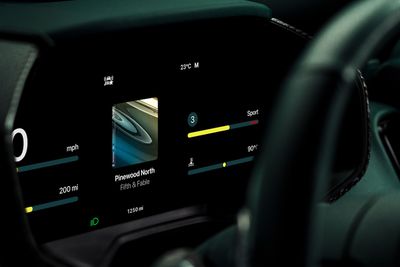 Aston Martin Apple CarPlay Ultra 12