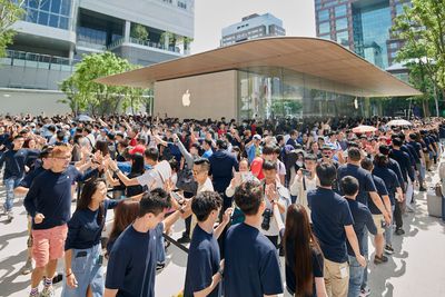 Apple Xinyi A13 Outside Thousands Customers 061519