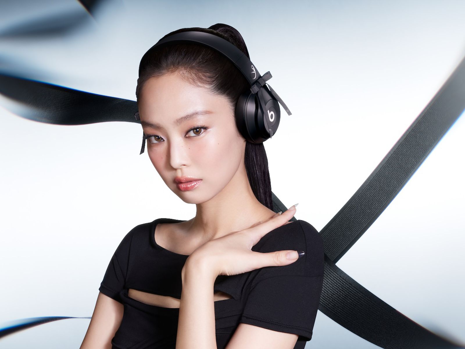 Beats and JENNIE Debut Special Edition Onyx Black Solo 4