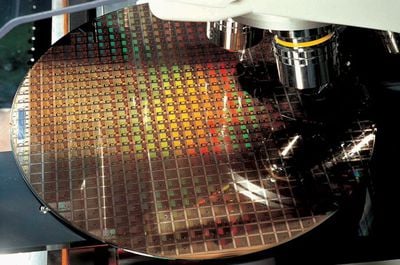 tsmc semiconductor chip inspection 678x452 - اپل تراشه‌های 3 نانومتری TSMC را برای آیفون 15 پرو و ​​M3 مک سفارش می‌دهد.