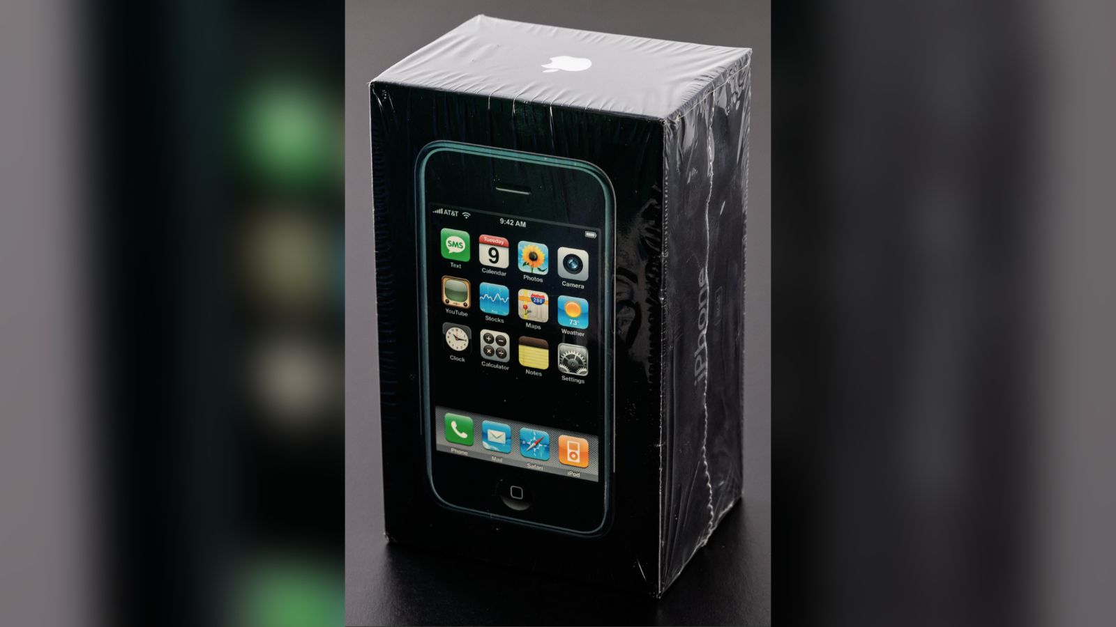 공장에서 봉인된 오리지널 iPhone이 경매에서 $55,000에 팔렸습니다.