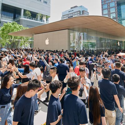 Apple Xinyi A13 Outside Thousands Customers 061519