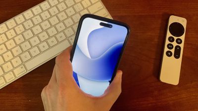 iphone 14 pro pill shape display in hand