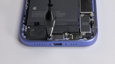 Extracción de la batería del iPhone 16 de iFixit