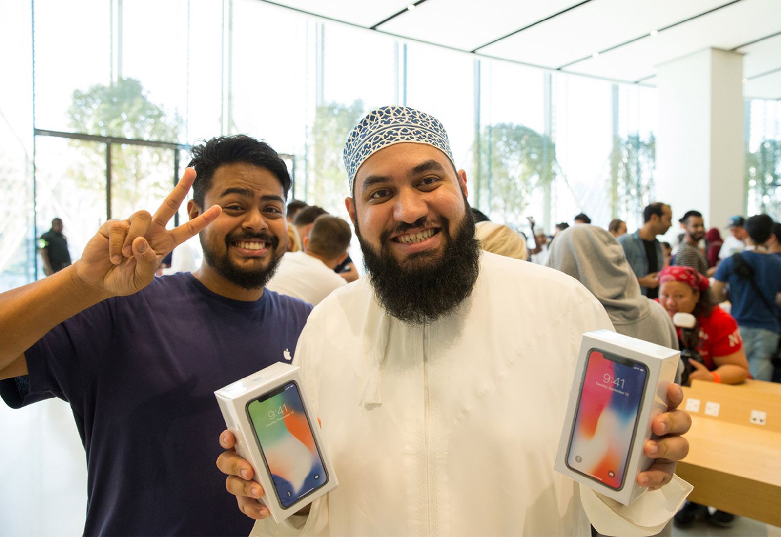 Apple дубай. Дубай Apple Apple. Продавцы Apple Dubai. В ожидании нового айфона. Пользователи Apple в мире.