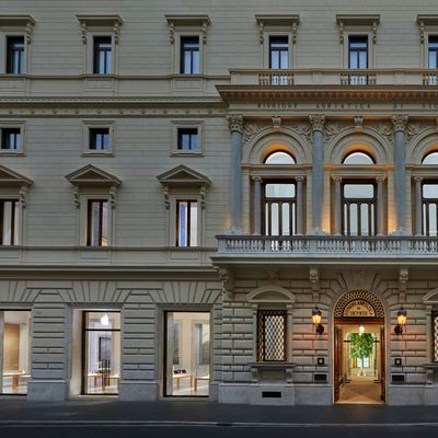 Apple Via Del Corso opens in Rome exterior building 052721