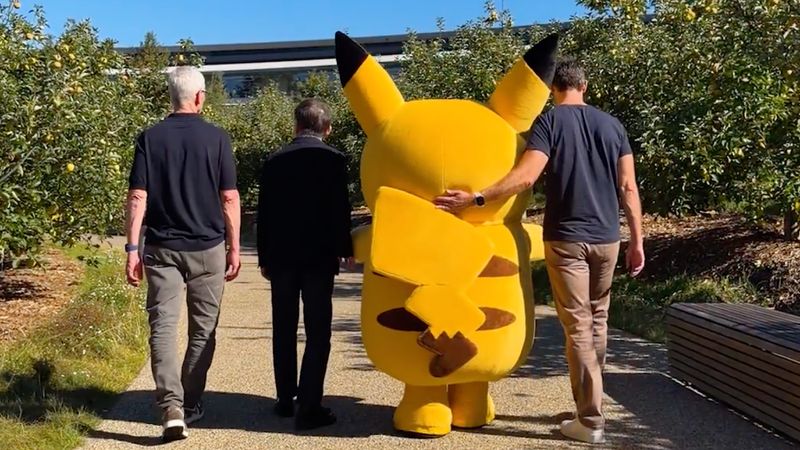 Ο Pikachu επισκέπτεται το Apple Park, συναντά τον Tim Cook και τον John Ternus Ο Pikachu επισκέπτεται το Apple Park, συναντά τον Tim Cook και τον John Ternus