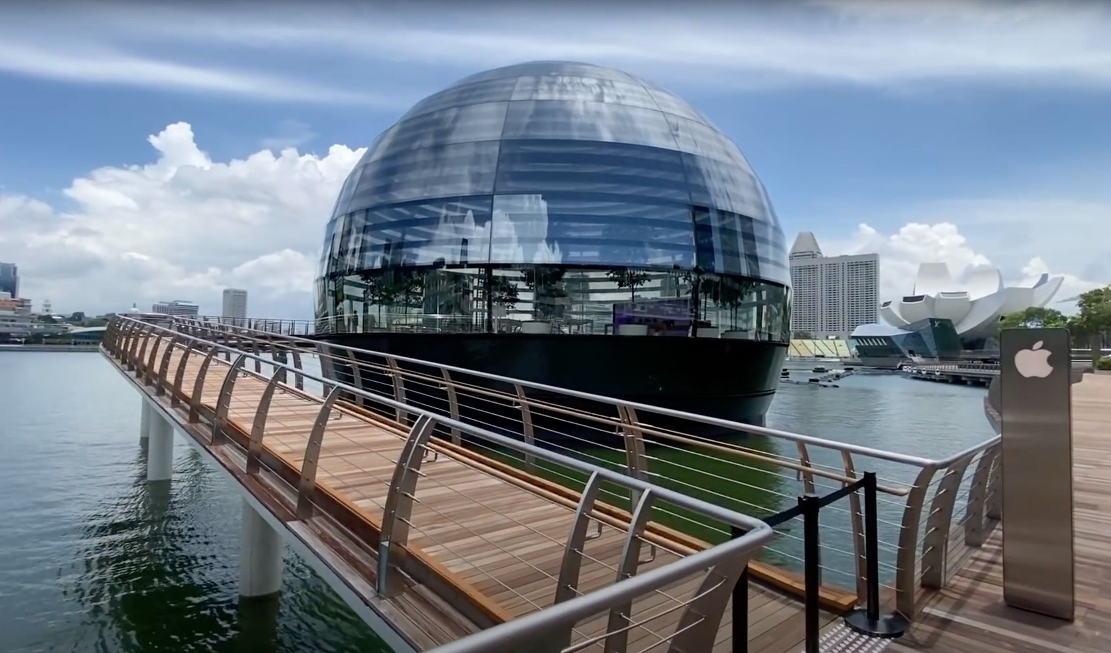 photo of Video Provides Walkthrough of Apple Marina Bay Sands in Singapore on Opening Day image