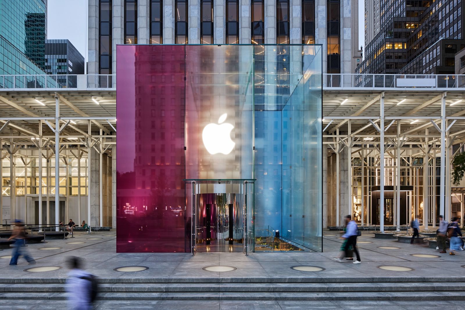 Apple готовит магазин на Пятой авеню к старту продаж iPhone 18 Pro