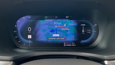 Práctico con la experiencia Apple Maps CarPlay de pantalla dual de Volvo