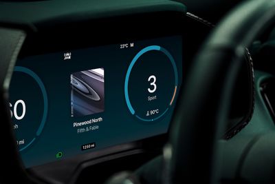 Aston Martin Apple CarPlay Ultra 09