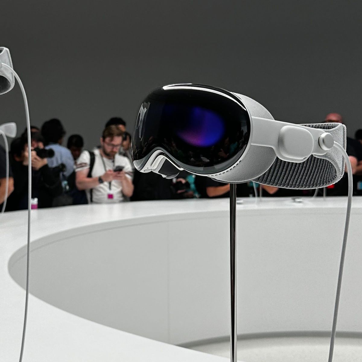 Here's a First In-Person Look at the Apple Vision Pro - 'MacRumors ...