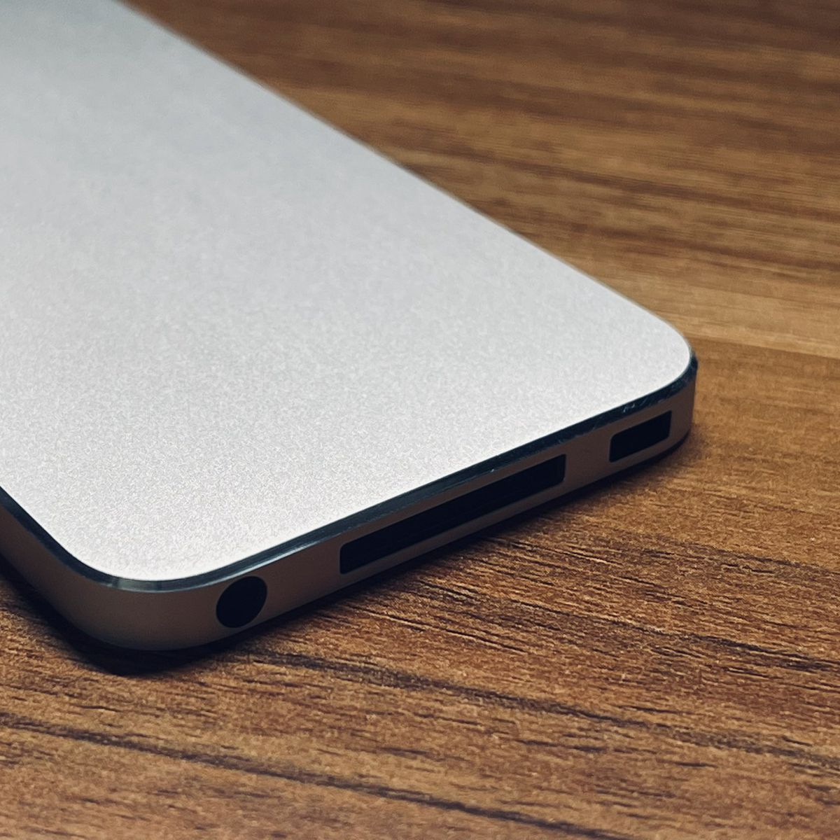 Unreleased iPod Touch 5 With Chamfered Edges and 30-Pin Dock