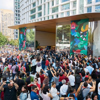 Apple Antara store opening exterior crowd 092719