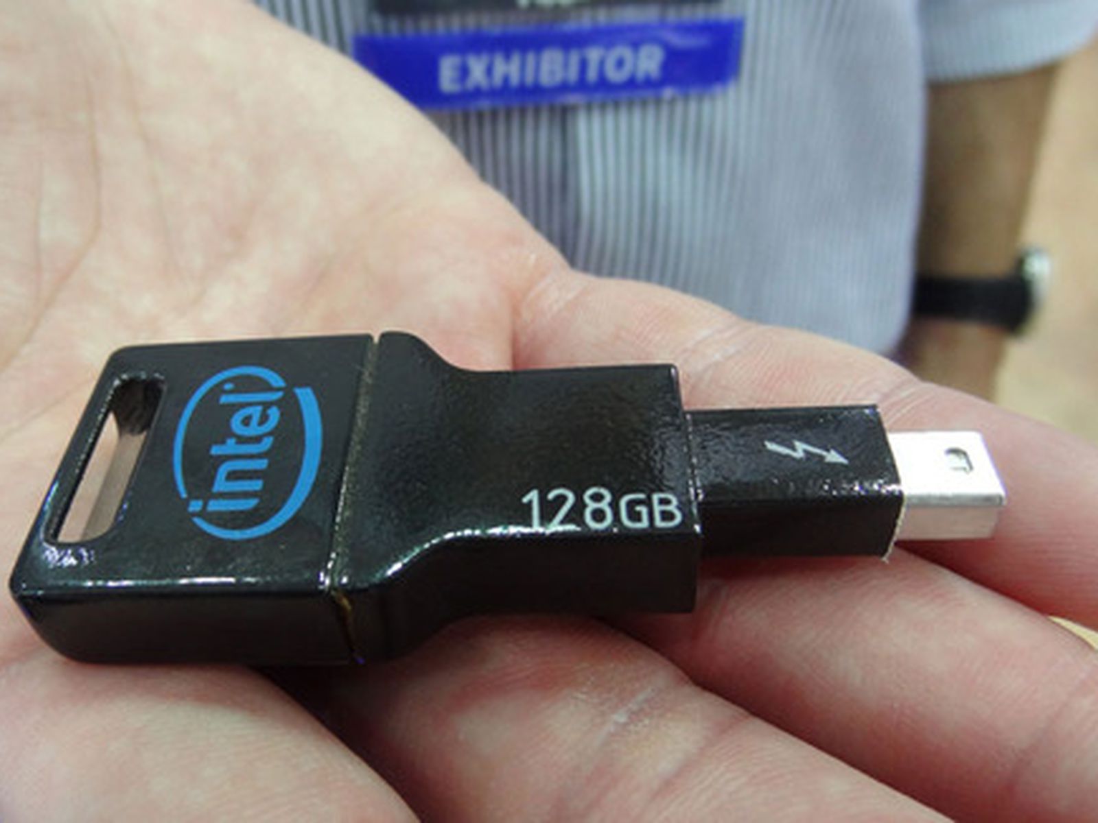 Bror Overskyet Ni Intel Shows Off Prototype 128GB Thunderbolt Thumb Drive - MacRumors