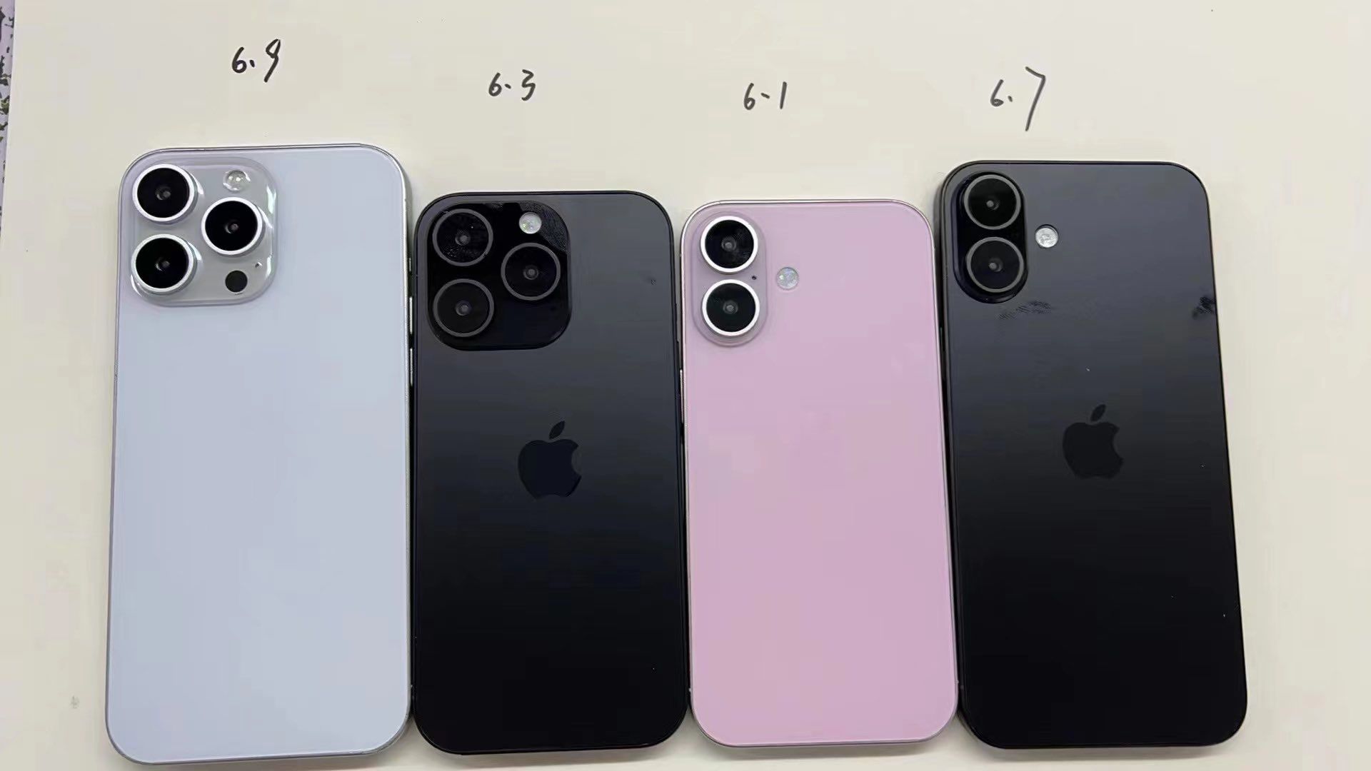 Манекены модельного ряда iPhone 16 показывают сравнение четырех размеров моделей