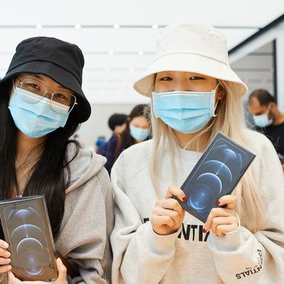 apple store iphone 12 customers