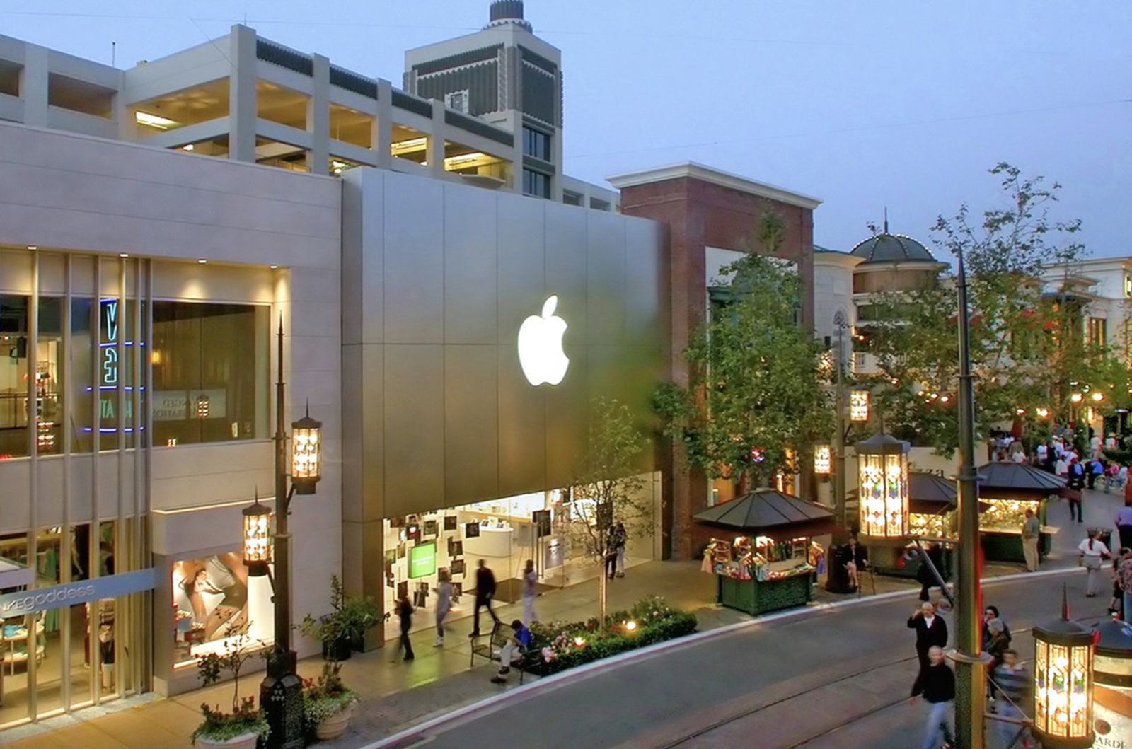 Apple temporarily closes its Texas stores