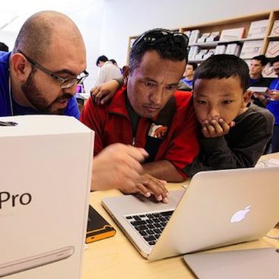 apple retail store mbp