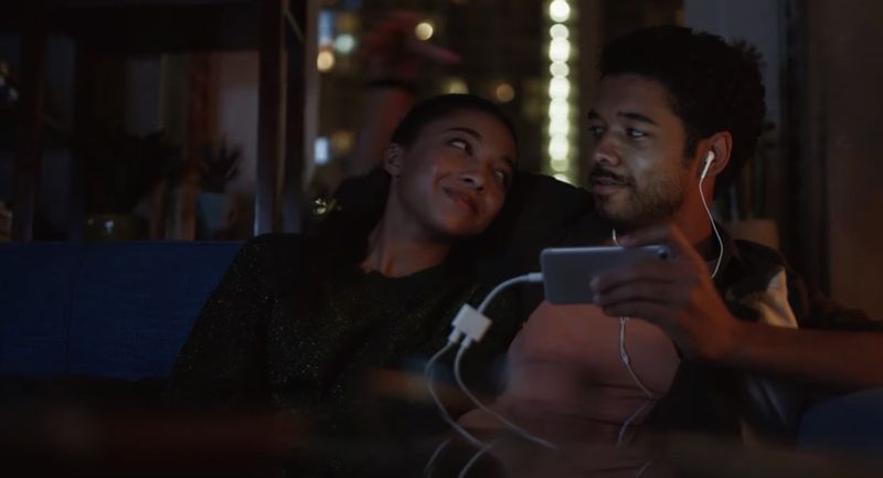 Samsung Removes Ad Mocking iPhone's Lack of Headphone Jack After ...