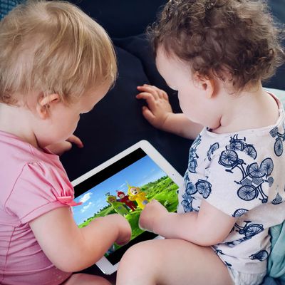 ipad kids playing