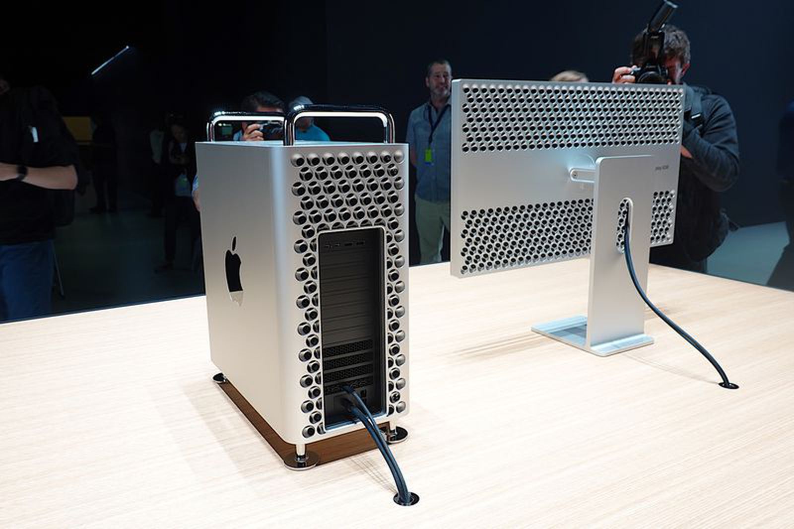 Roundup: First-Look Impressions of the New Mac Pro - MacRumors