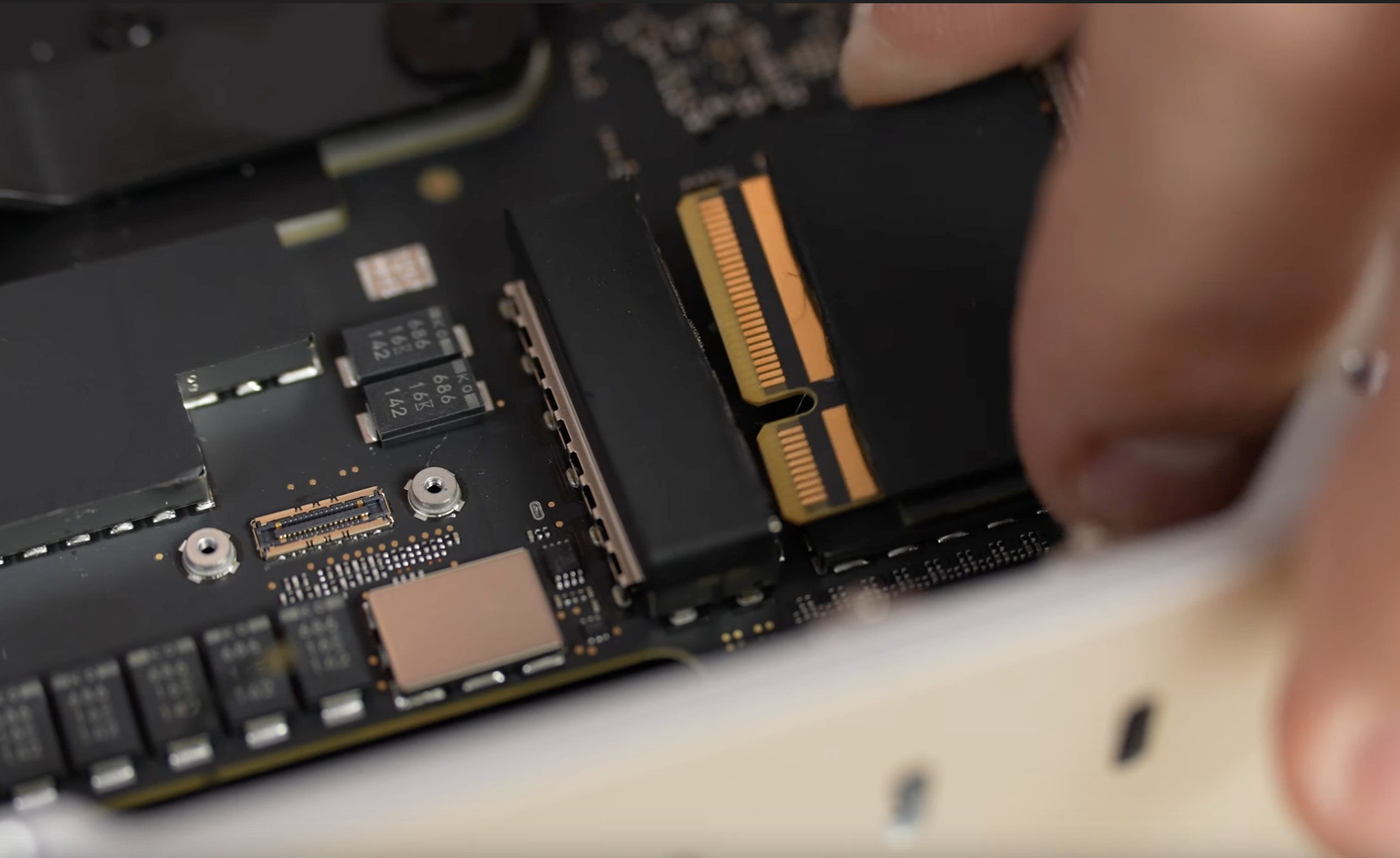 Ejeren Napier olie Mac Studio Teardown Indicates That SSD Storage May Be Upgradeable -  MacRumors