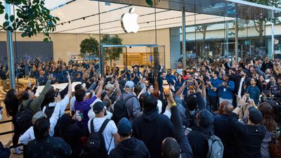 iPhone Duo снова собирает длинные очереди у магазинов Apple
