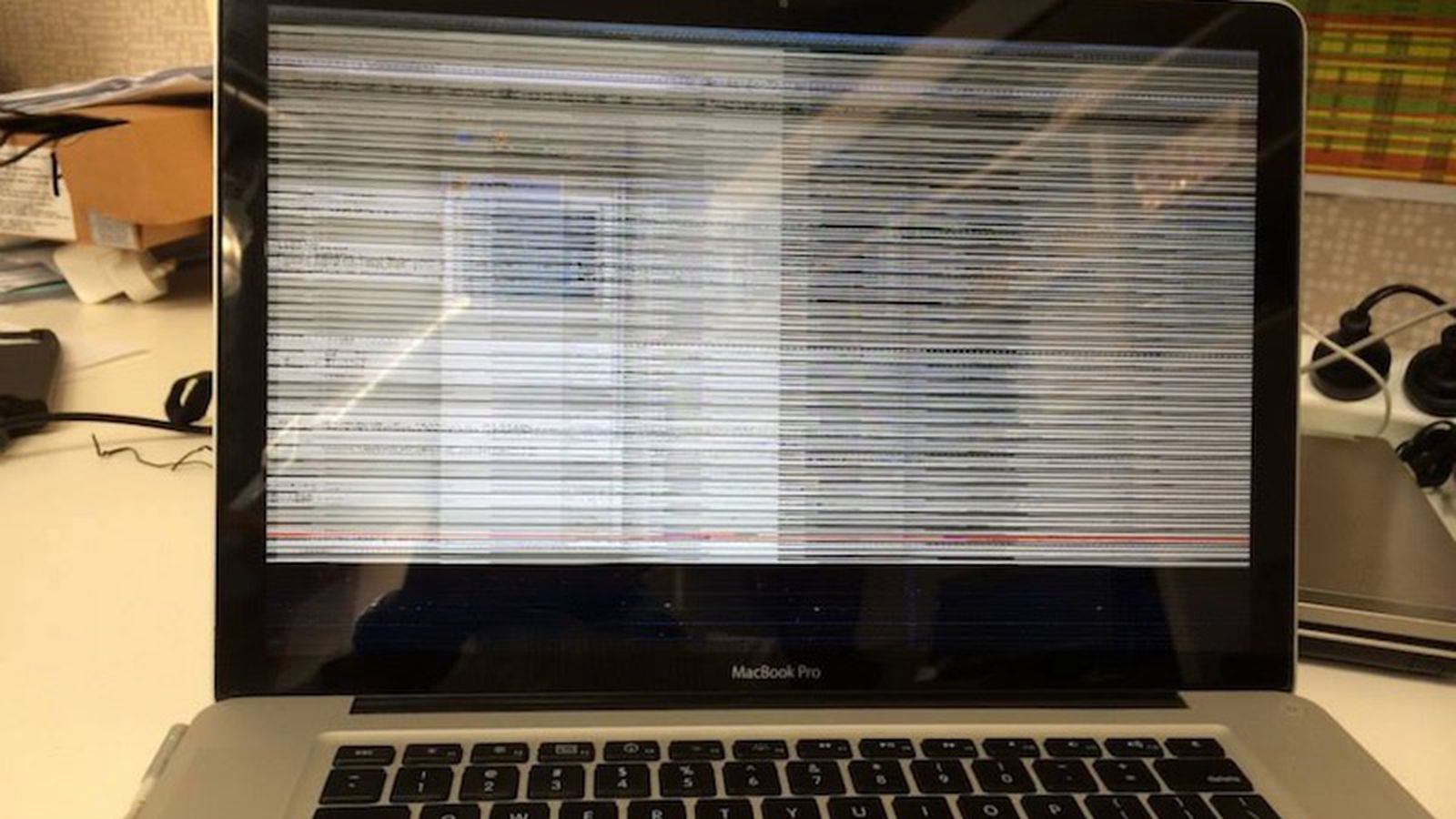 Горизонтальный экран на ноутбуке. Разболтался экрана MACBOOK Pro 2011. Полоса на мониторе компьютера вертикальная. Экран ноутбука. Полосы на экране ноутбука.