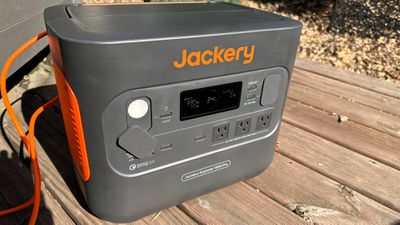 jackery charging in sun 300w