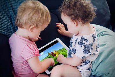 ipad kids playing