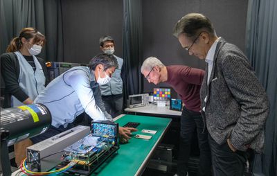 tim cook sony japan visit - تیم کوک از همکاری پایدار اپل با سونی برای توسعه «سنسورهای دوربین پیشرو در جهان» برای آیفون قدردانی کرد.
