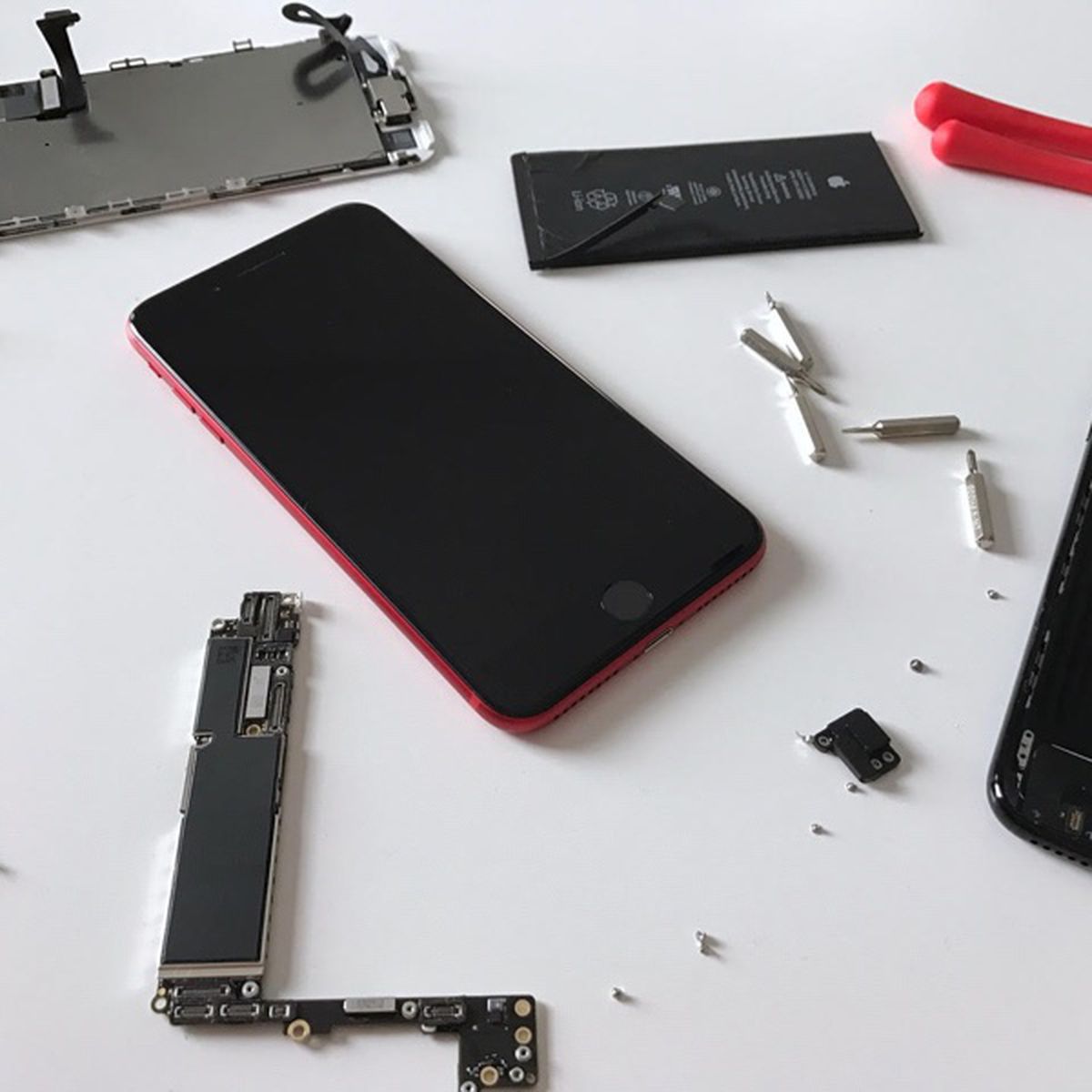 PRODUCT)RED iPhone 7 Plus Gets Black Front in New Part Swap Video