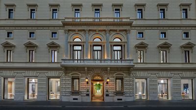 Apple Via Del Corso opens in Rome exterior building 052721