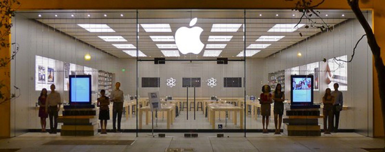 Upgrade retail. Витрина магазина Apple. Apple Store в Варшаве. Оформление магазина Apple. Apple театр магазин.