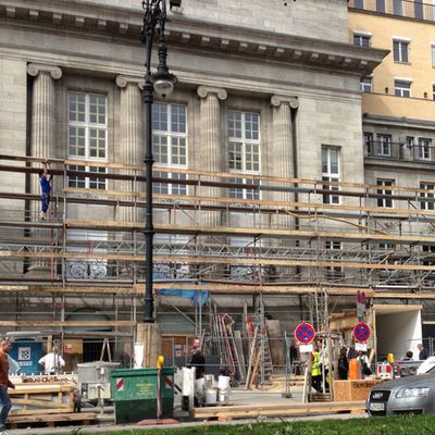 apple store berlin scaffolding