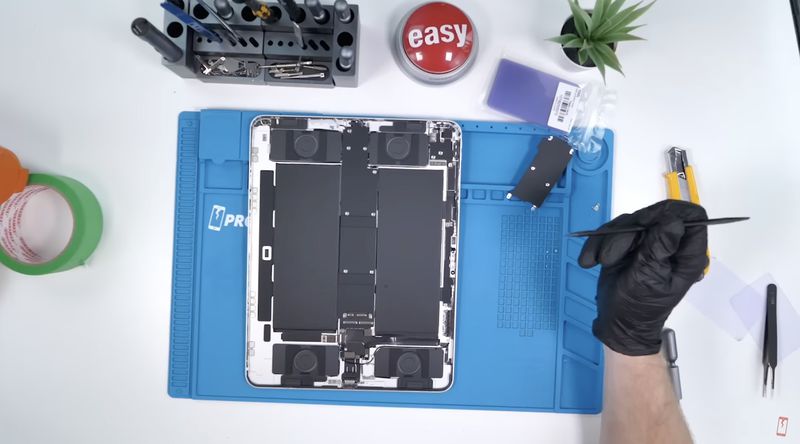 Το νέο iPad Pro Teardown αποκαλύπτει αλλαγές εσωτερικού σχεδιασμού, συμπεριλαμβανομένου του λογότυπου της Apple από χαλκό