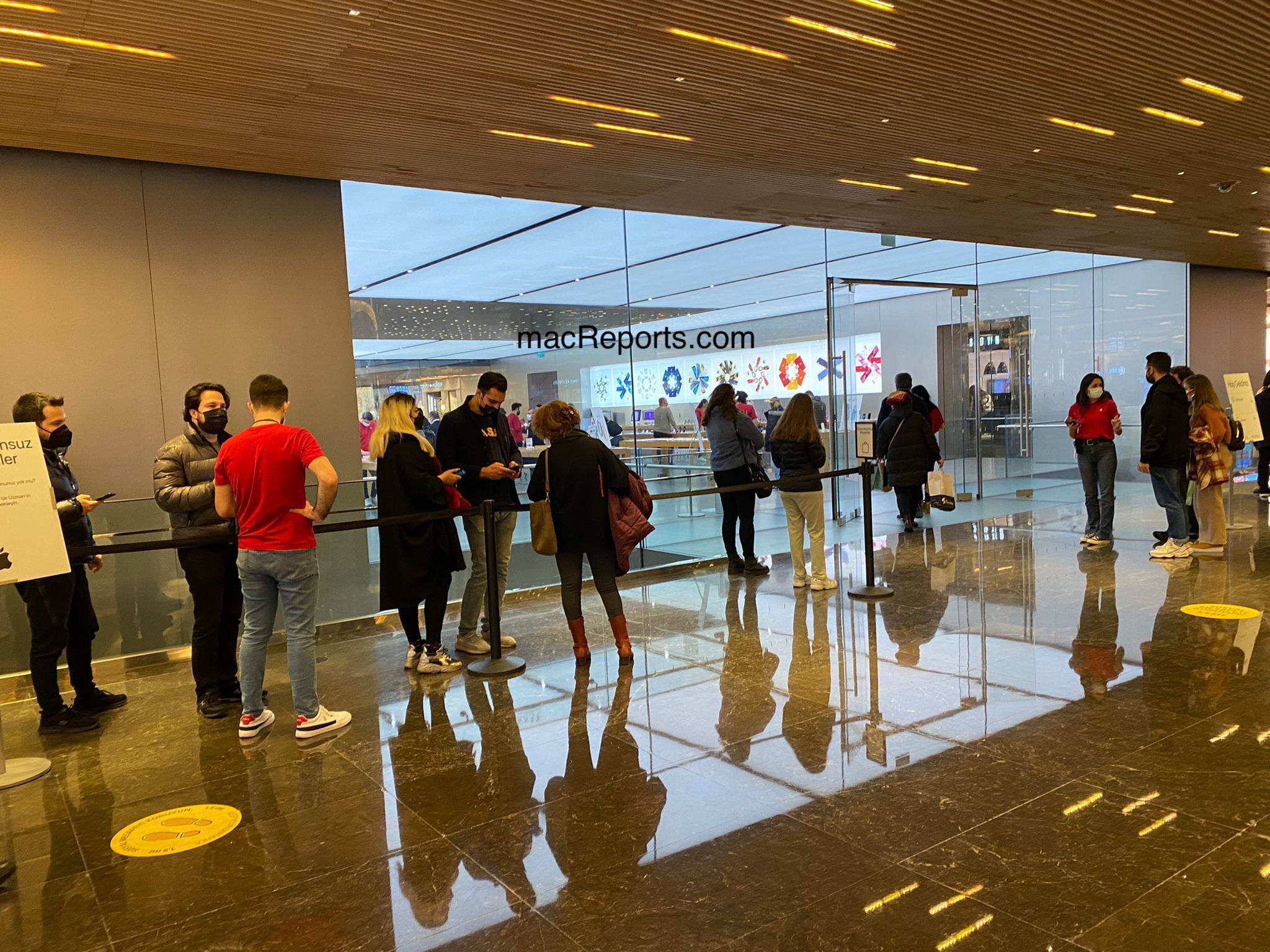 photo of Apple Customers in Turkey Being Turned Away at Retail Stores as Halt on Product Sales Continues image