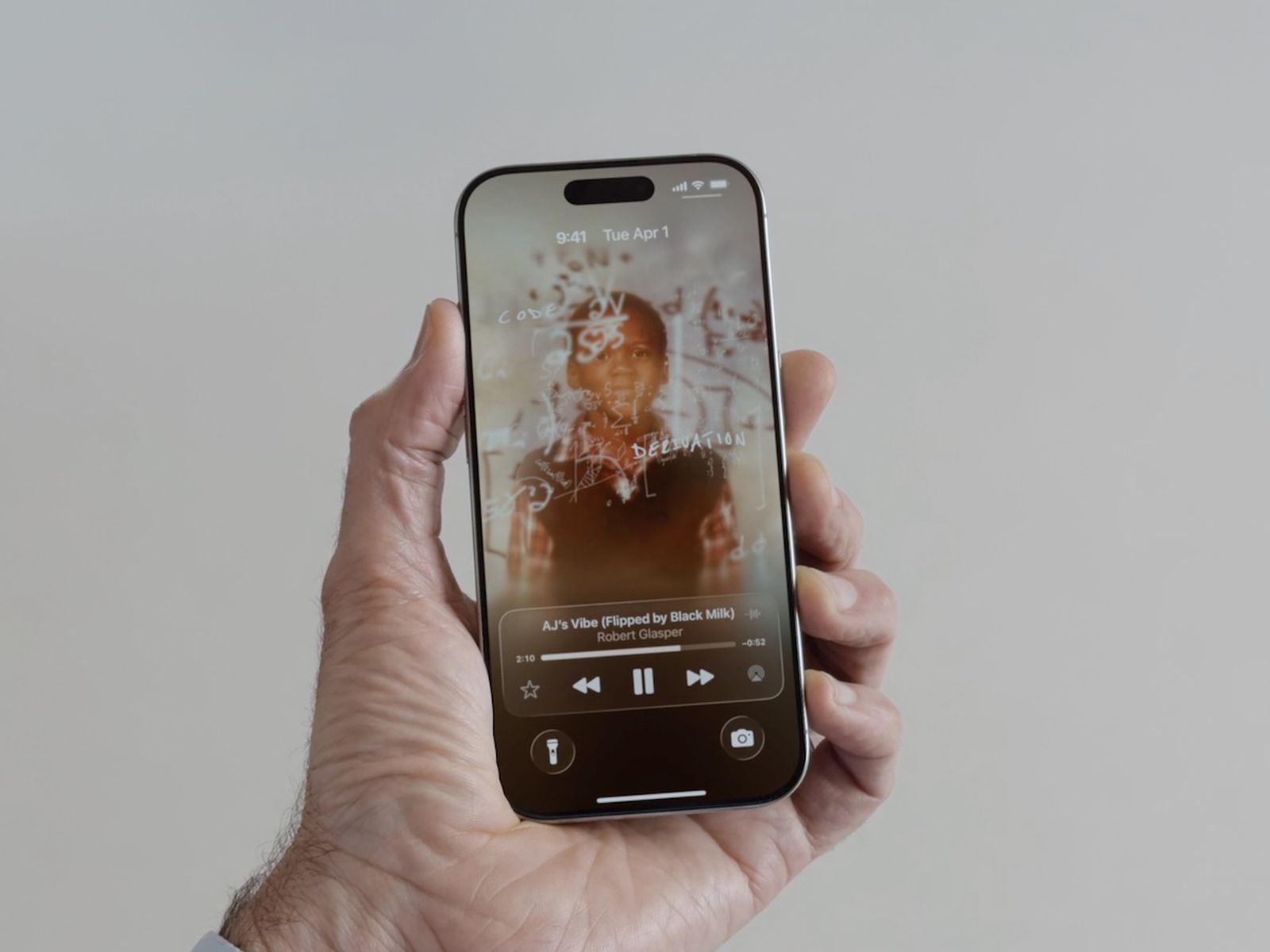 https://images.macrumors.com/t/bJDB64mABOx0yw0Xph9Es0rIqvM%3D/1600x1200/smart/article-new/2025/06/iOS-26-Lock-Screen-Full-Screen-Album-Art.jpg
