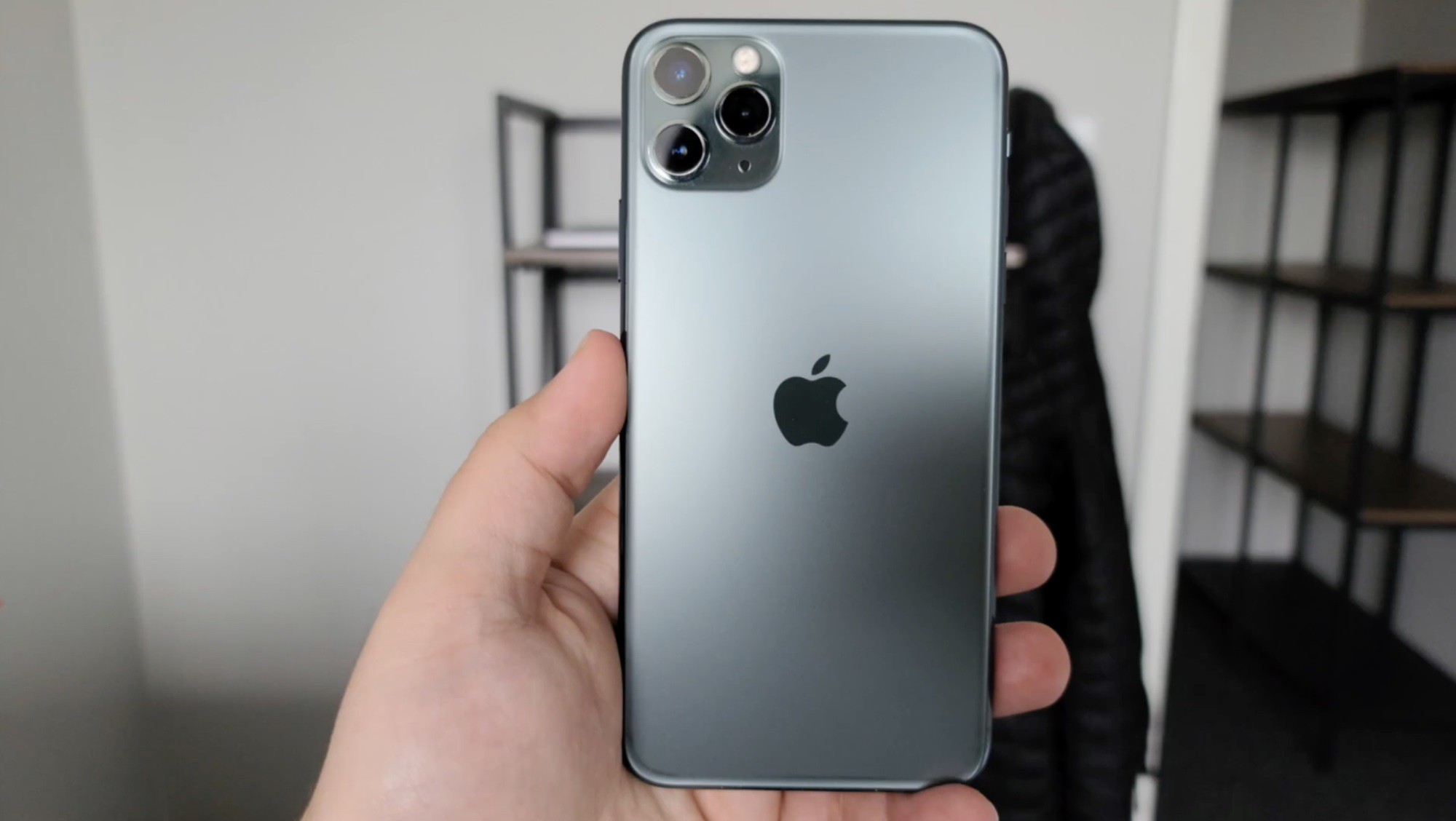 iphone 11 pro max and samsung s20 ultra