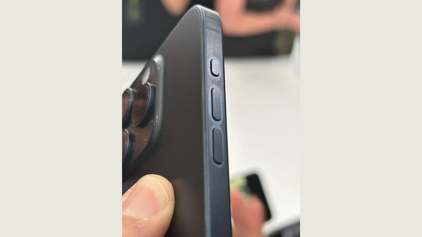 Apple twierdzi, że odciski palców mogą tymczasowo odbarwić tytanową ramkę iPhone’a 15 Pro