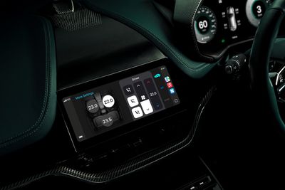 Aston Martin Apple CarPlay Ultra 06